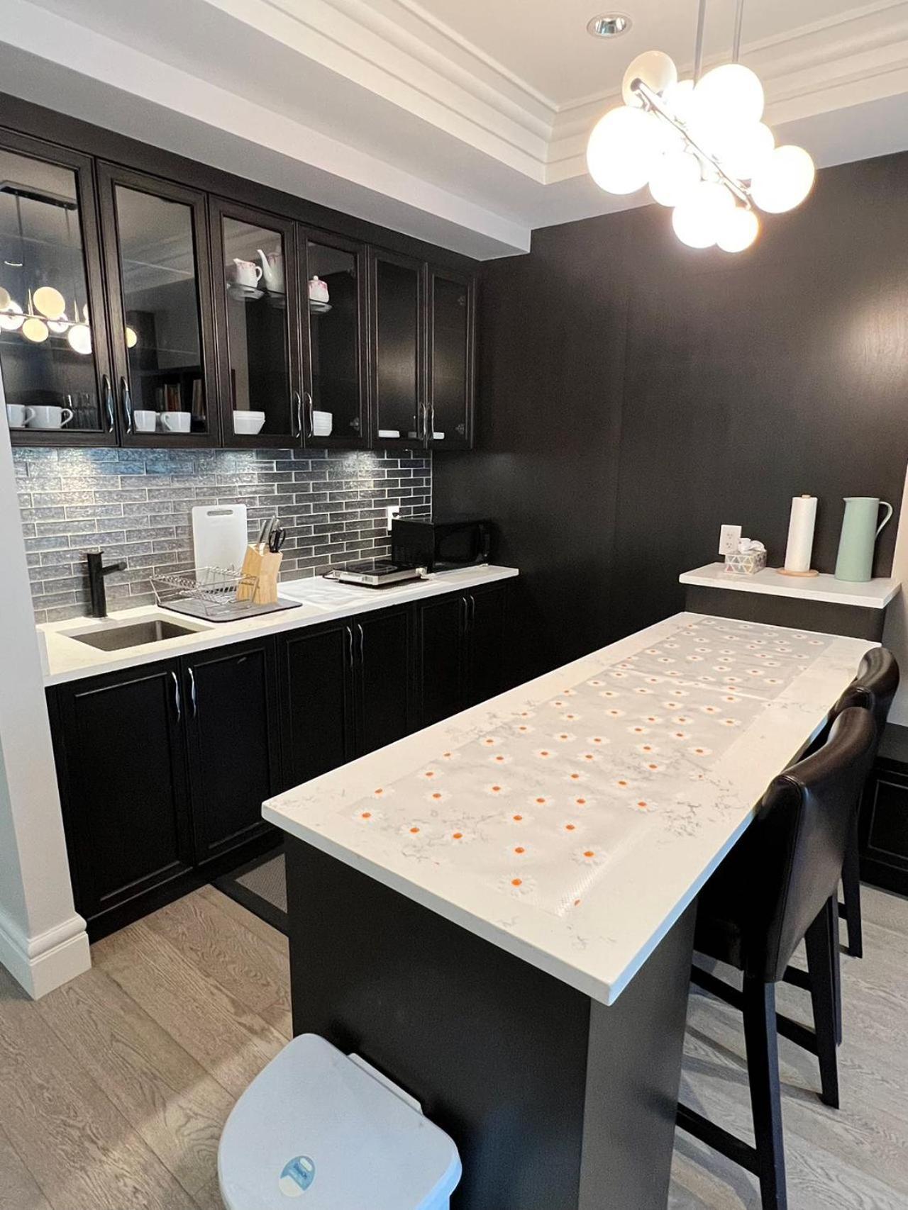 Private In West * Vancouver