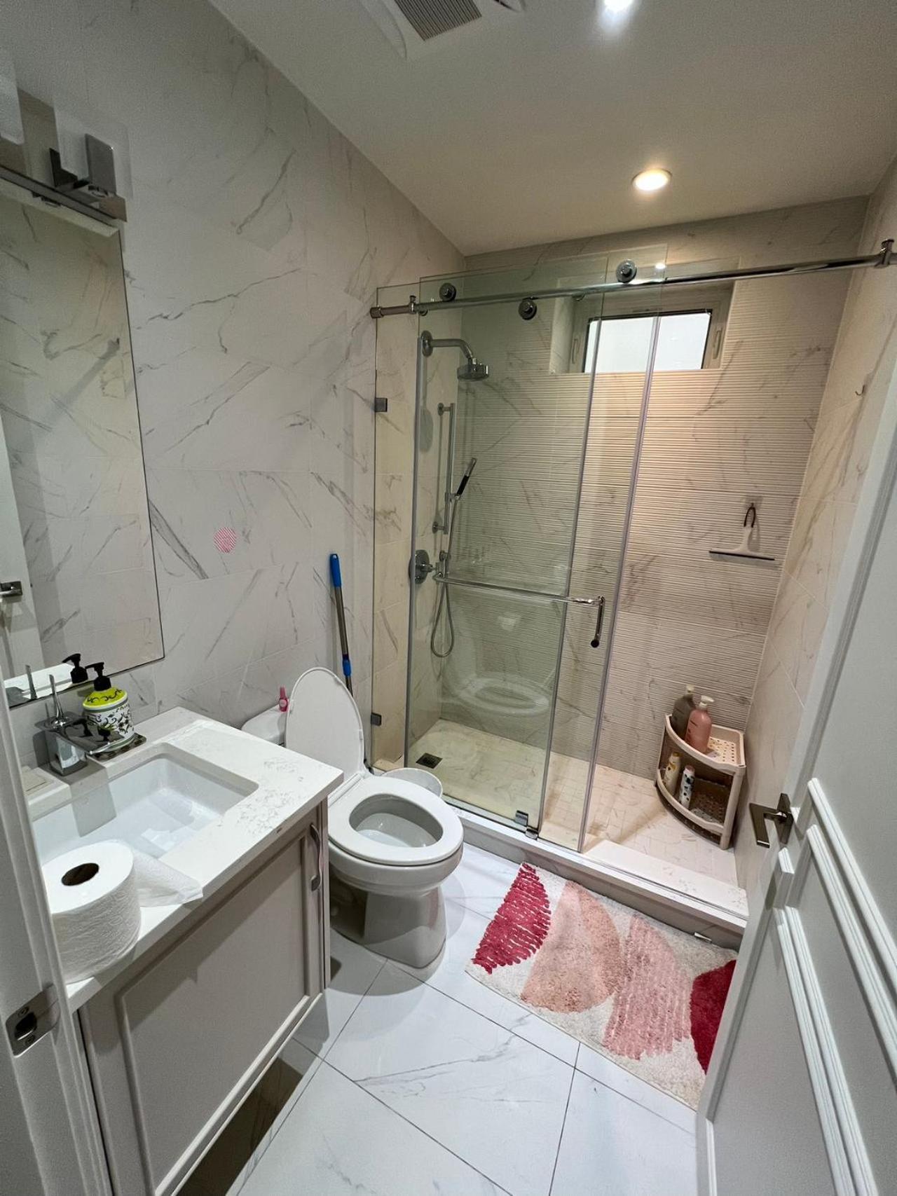 Private In West * Vancouver