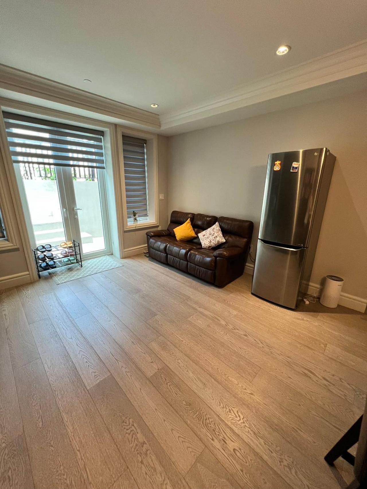 Private In West * Vancouver