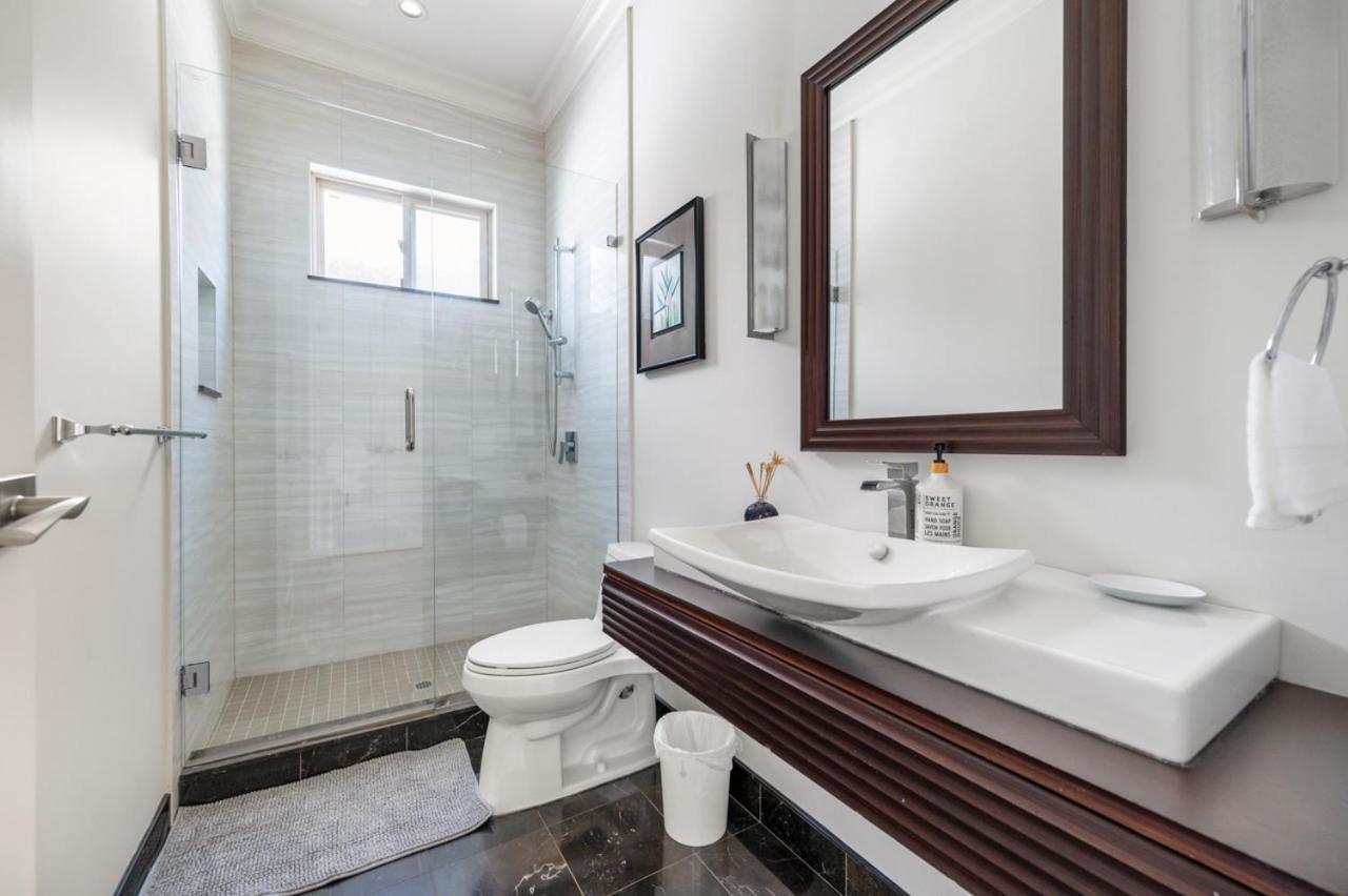 Elegant Spacious Retreat Modern Amenitie