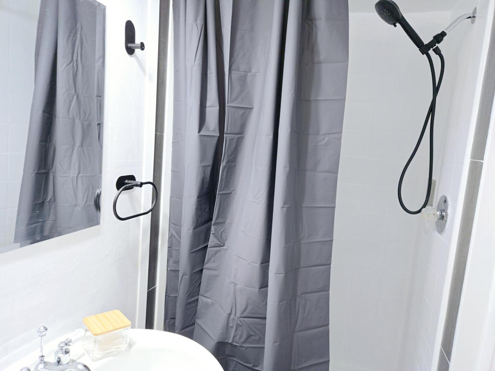 Charming With Attached Private Bath In The Heart Of Vancouver! Private Parking, Self Check-in & Just 4 Mins To Metrotown! Privatunterkunft