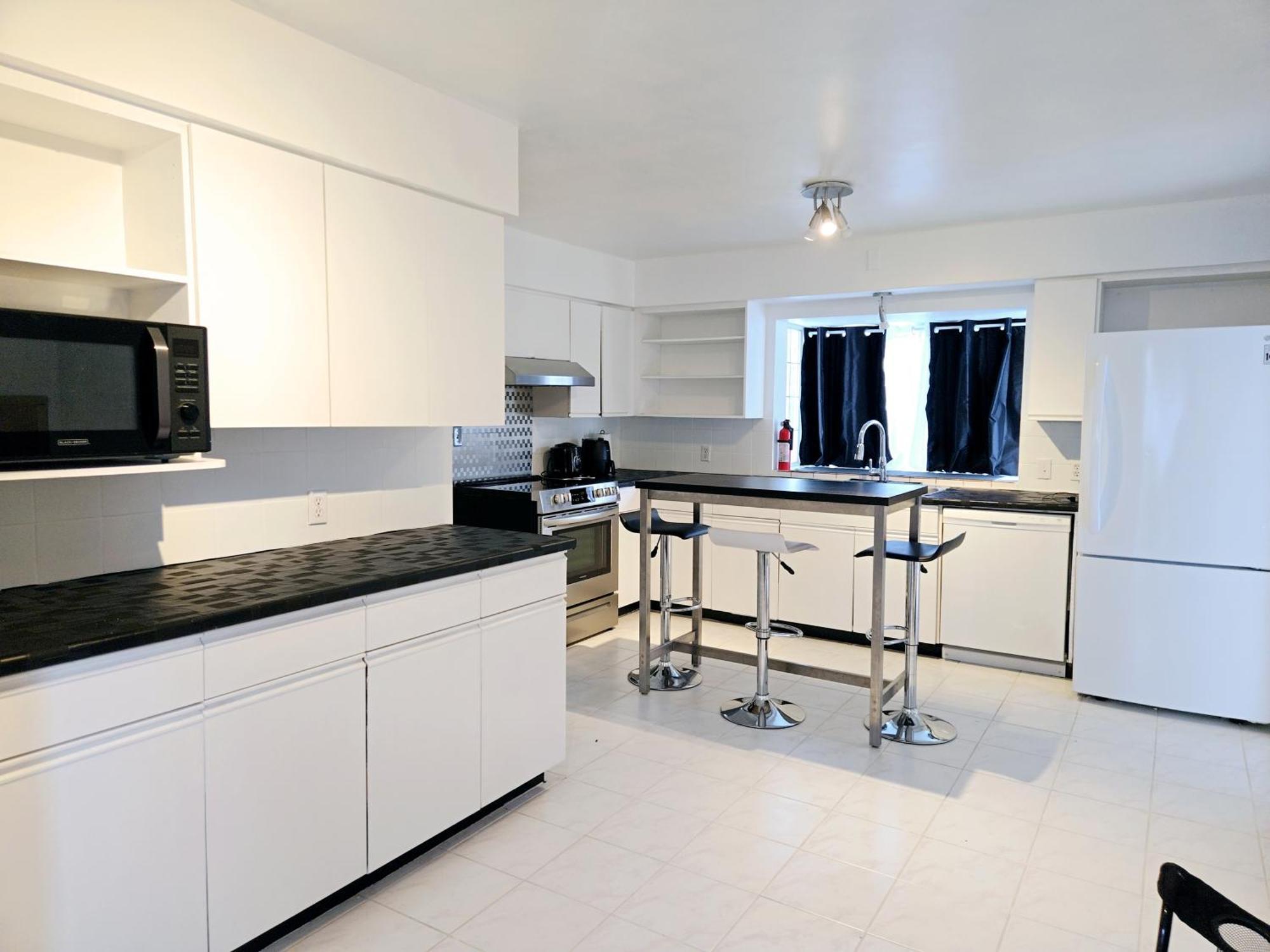 Charming With Attached Private Bath In The Heart Of Vancouver! Private Parking, Self Check-in & Just 4 Mins To Metrotown! Privatunterkunft