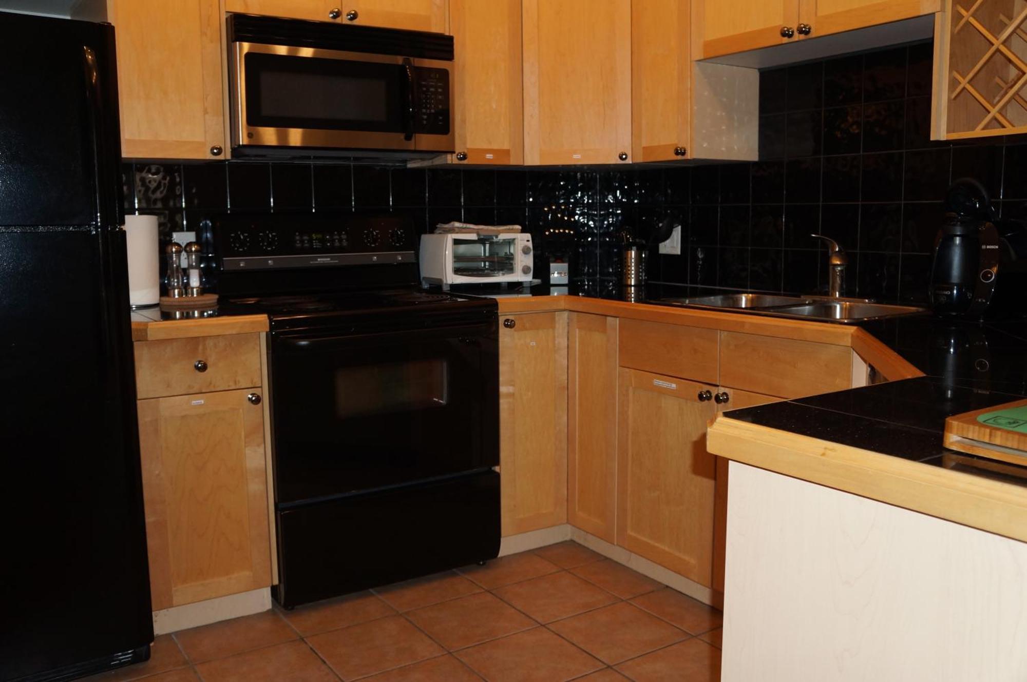 Luxury Corporate Housing: Furnished 2br Townhouse Apartment *