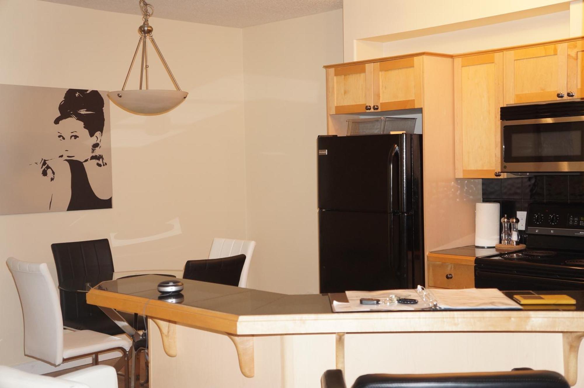 Luxury Corporate Housing: Furnished 2br Townhouse Apartment Vancouver