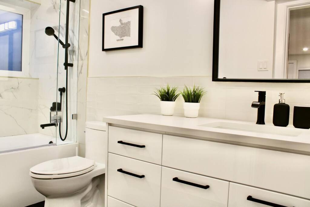 2bdr Stylish Comfort Parkside Vancouver