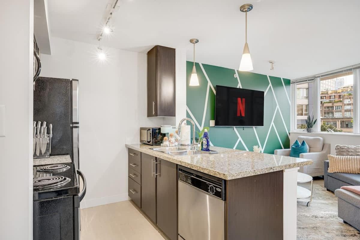 Stylish 2br By Rogers Arena Incl Parking Apartment Vancouver