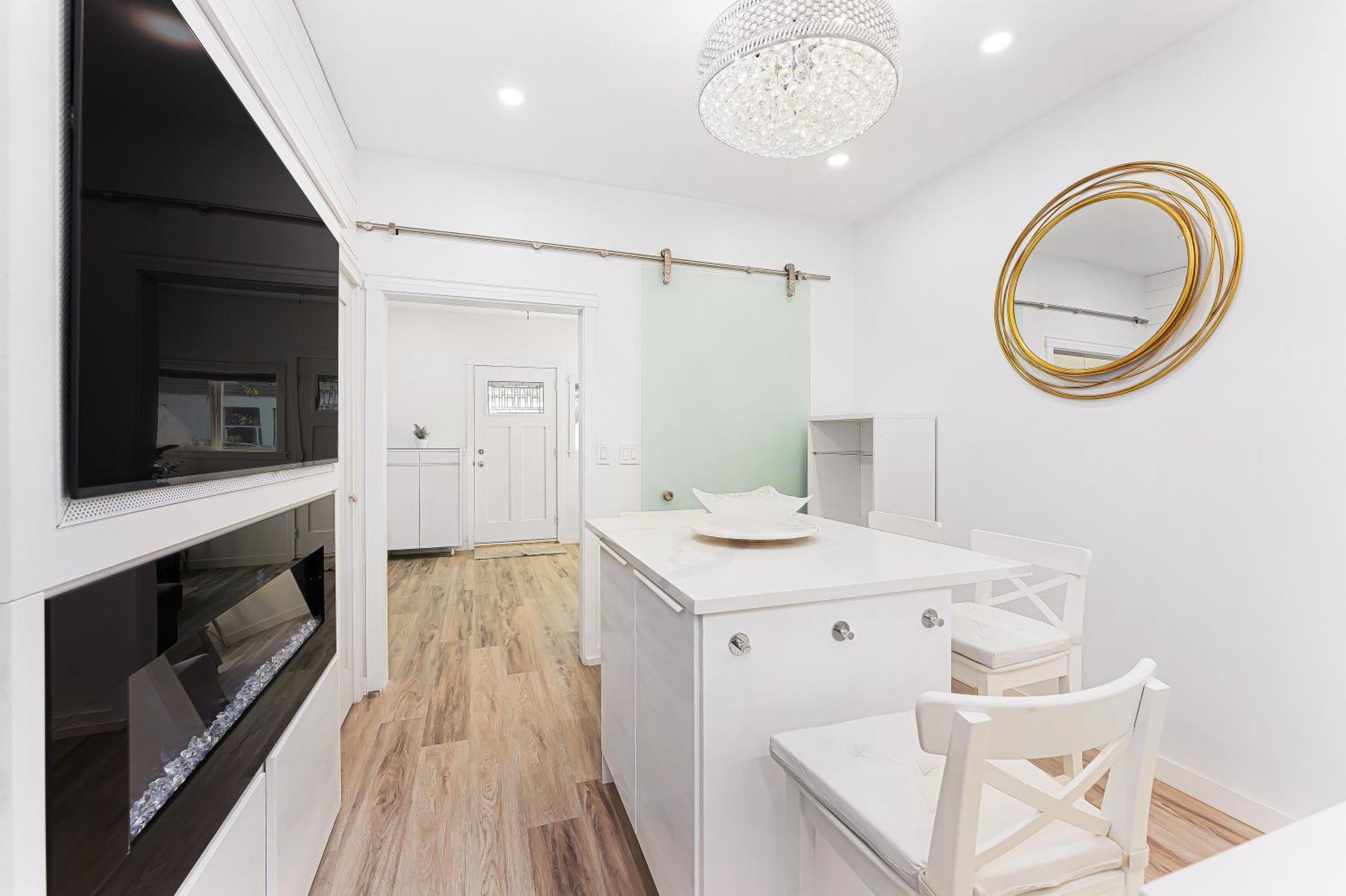 Urban Oasis Modern 2br By Trendy Commercial Drive