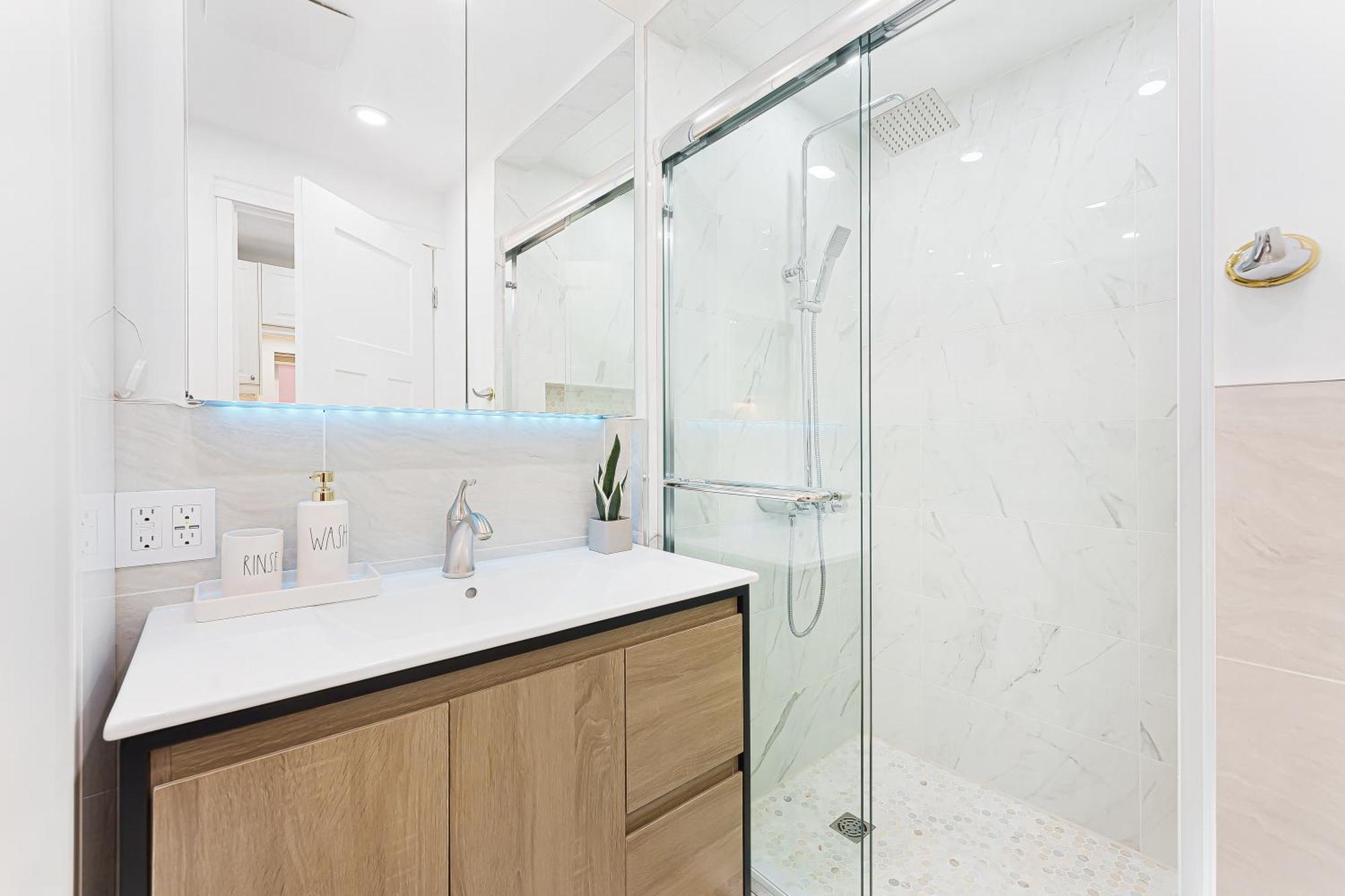 Urban Oasis Modern 2br By Trendy Commercial Drive *