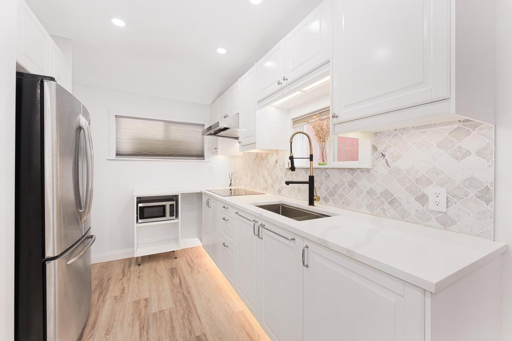 Urban Oasis Modern 2br By Trendy Commercial Drive * Vancouver