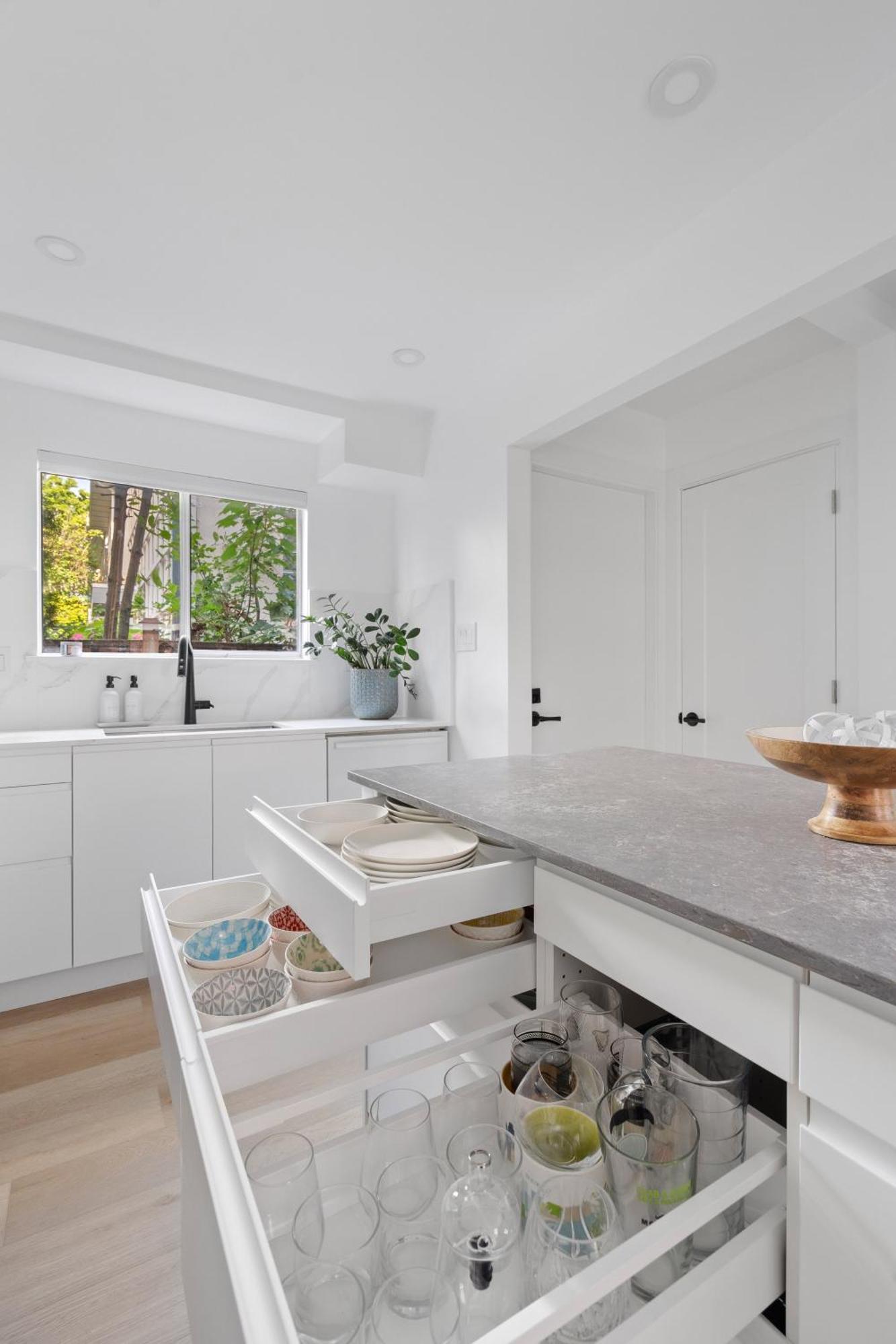 Modern Kitsilano 2 Bedroom With A Hot Tub * Vancouver