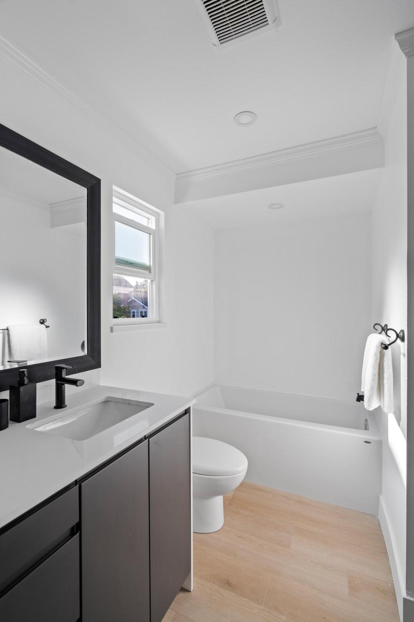 Modern Kitsilano 2 Bedroom With A Hot Tub
