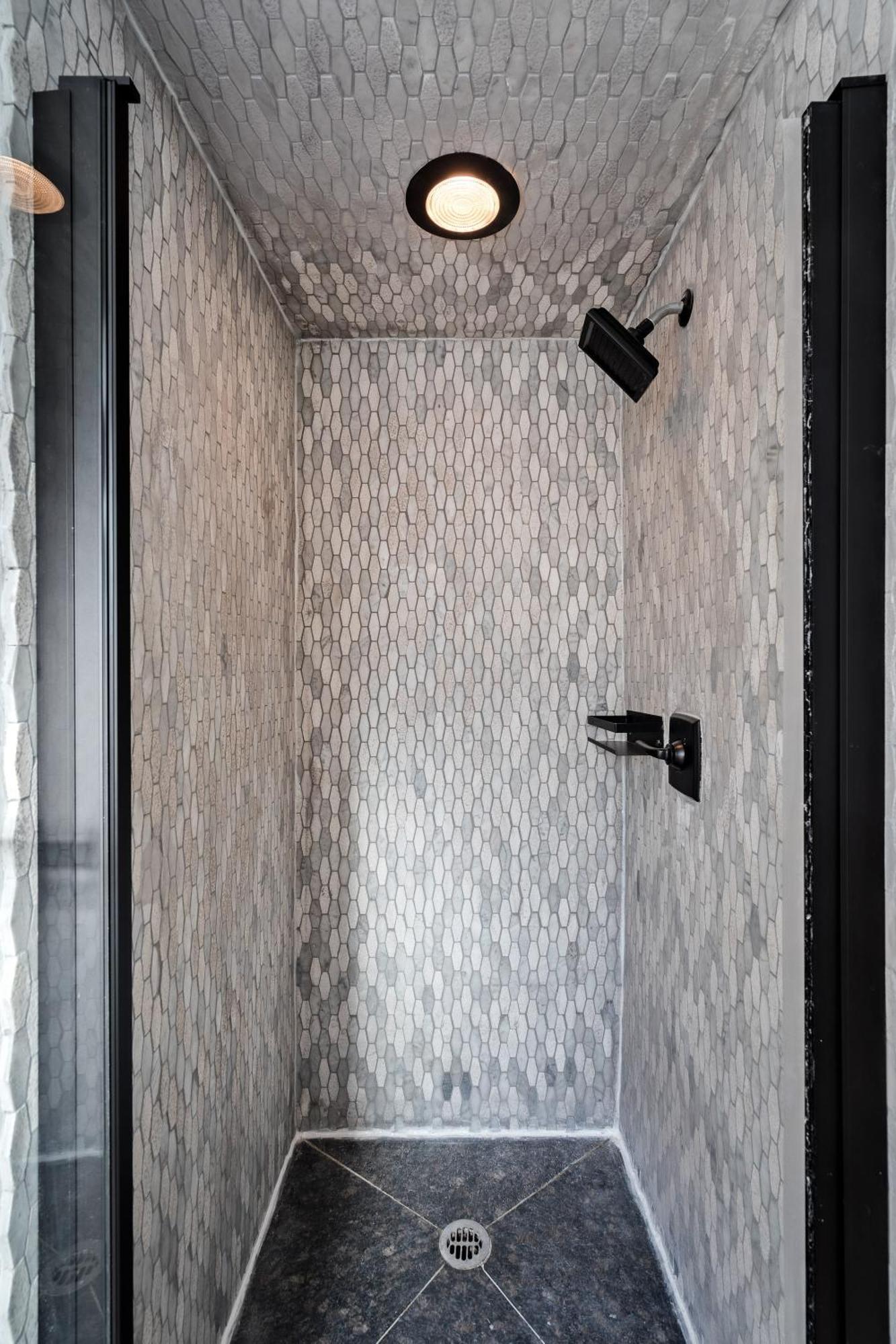 Modern Kitsilano 2 Bedroom With A Hot Tub Holiday home