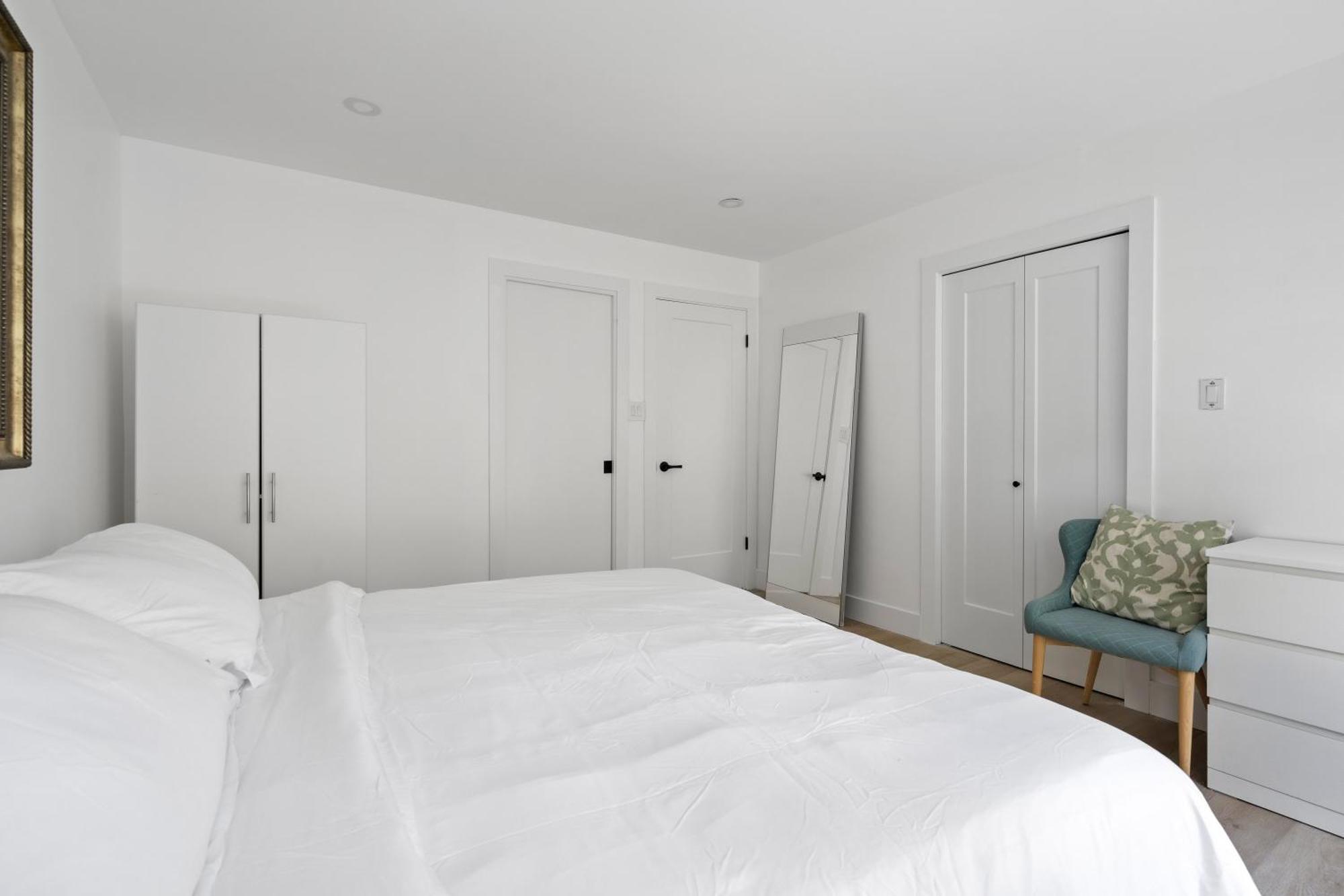 Modern Kitsilano 2 Bedroom With A Hot Tub