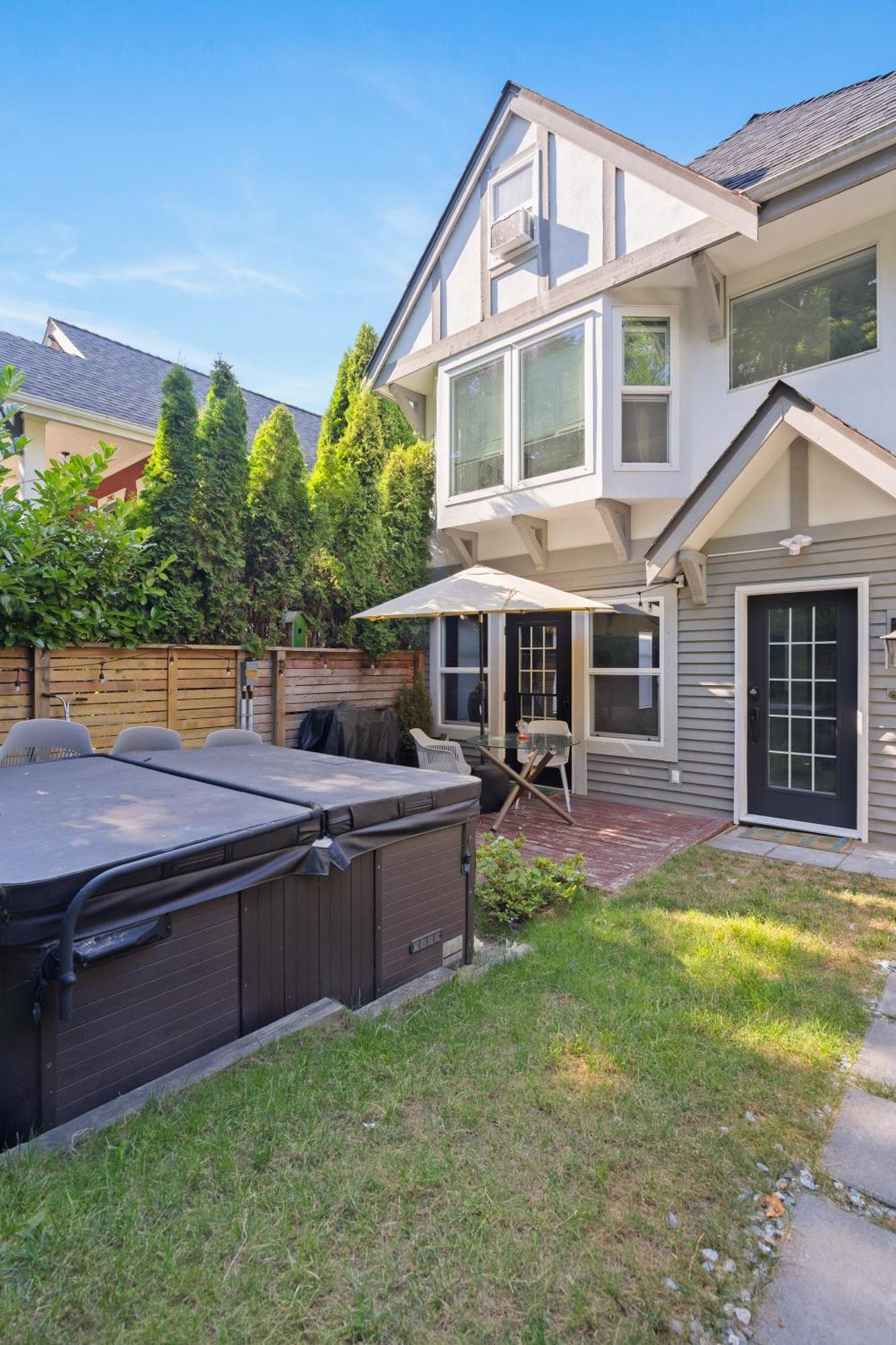 Modern Kitsilano 2 Bedroom With A Hot Tub