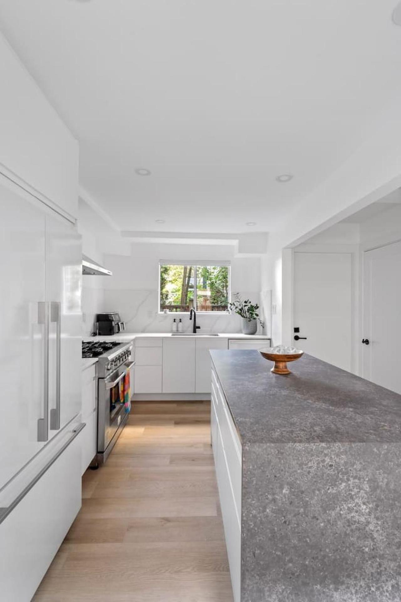 Modern Kitsilano 2 Bedroom With A Hot Tub Holiday home *