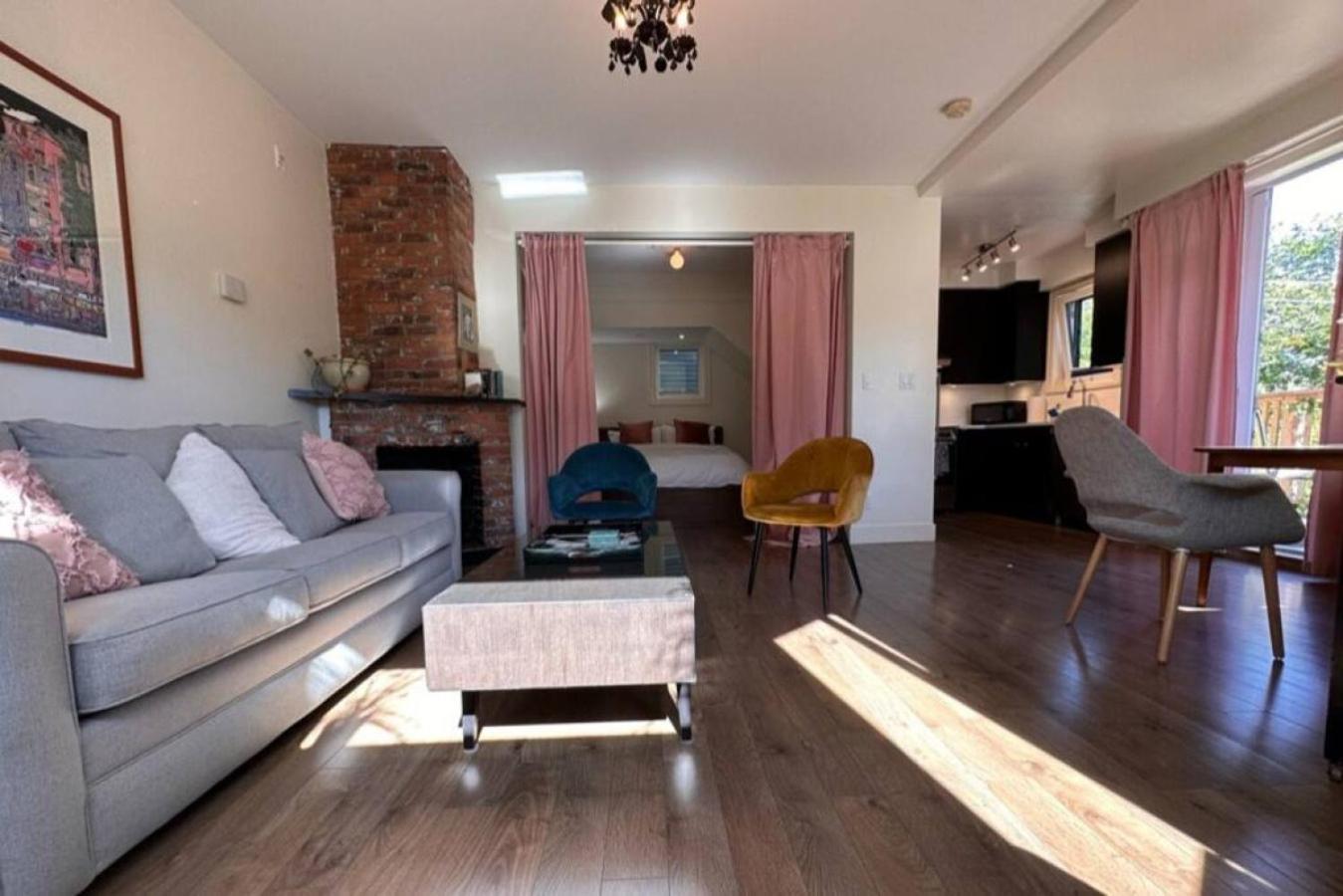 Vineyard Vibes On Happening Commercial Drive Apartment *