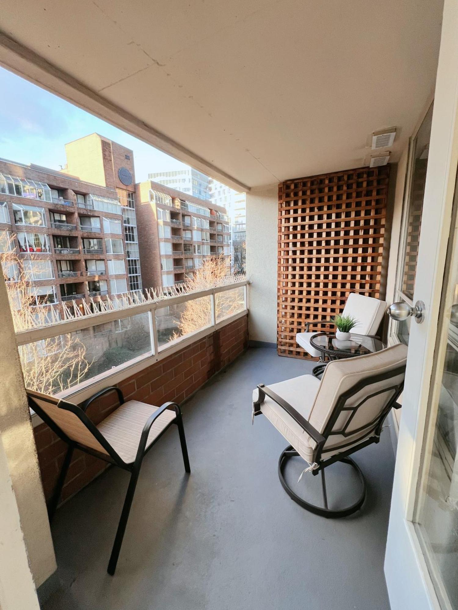 Beautiful 2 Beds Dwtn Free Parking King Bed *