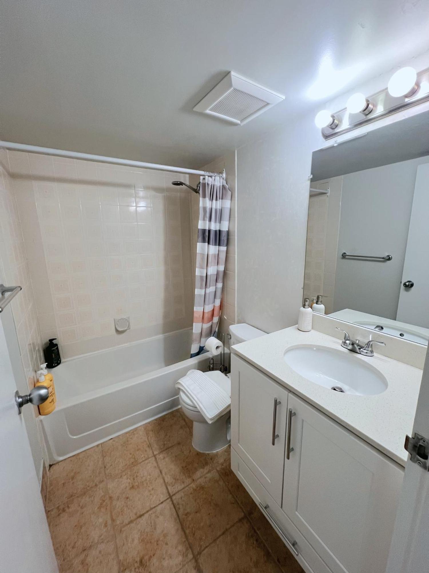 Beautiful 2 Beds Dwtn Free Parking King Bed