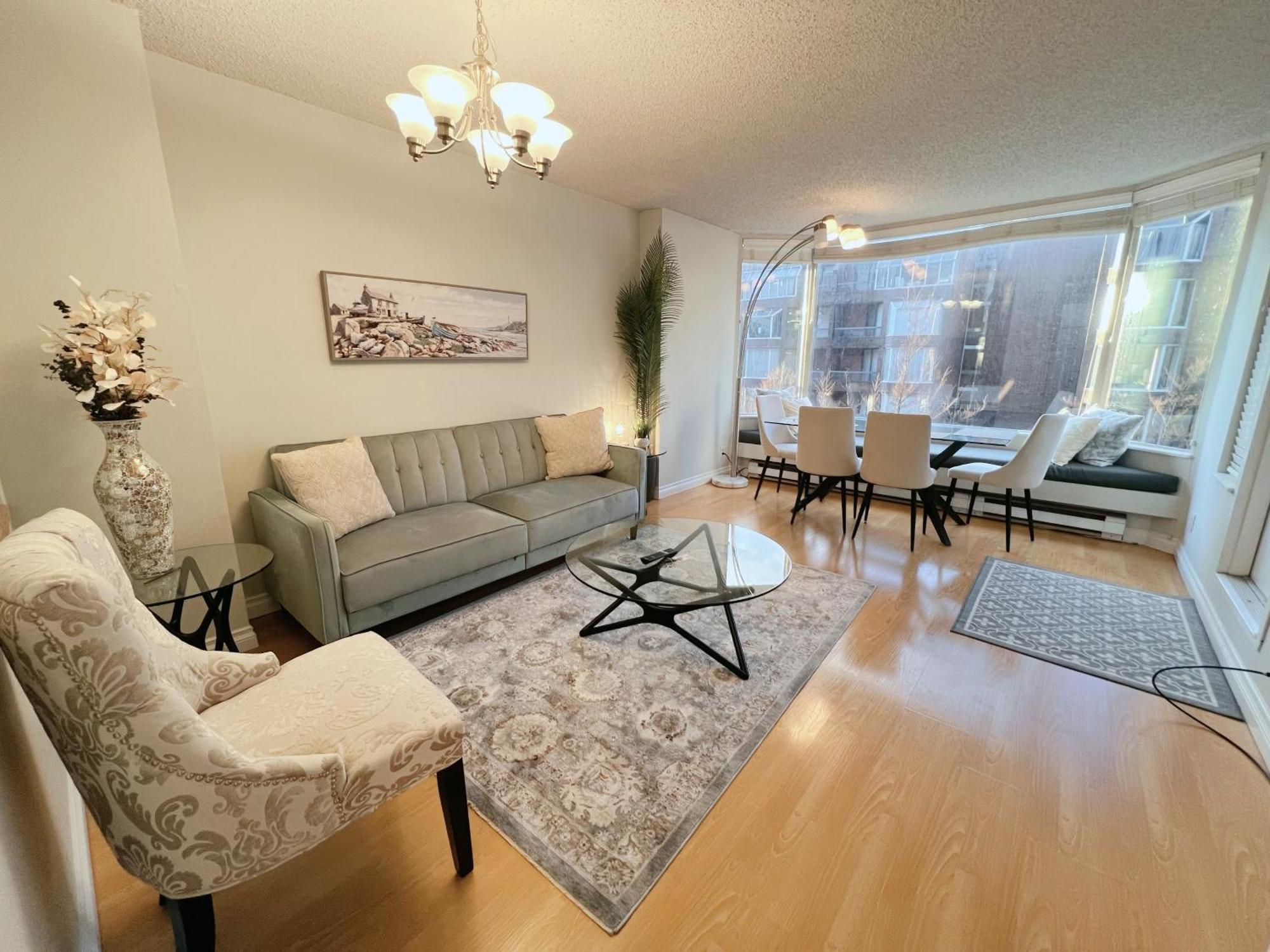 Beautiful 2 Beds Dwtn Free Parking King Bed *