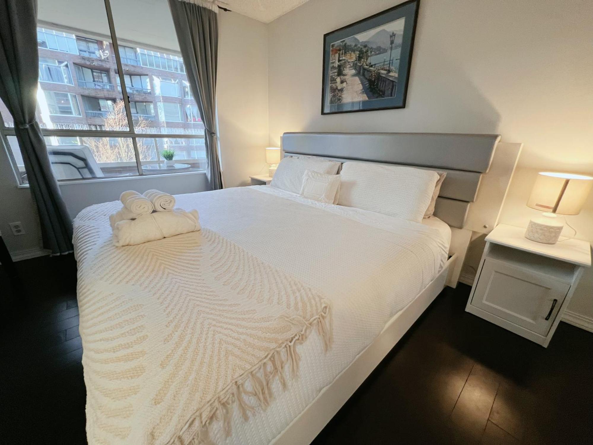 Beautiful 2 Beds Dwtn Free Parking King Bed Apartment *