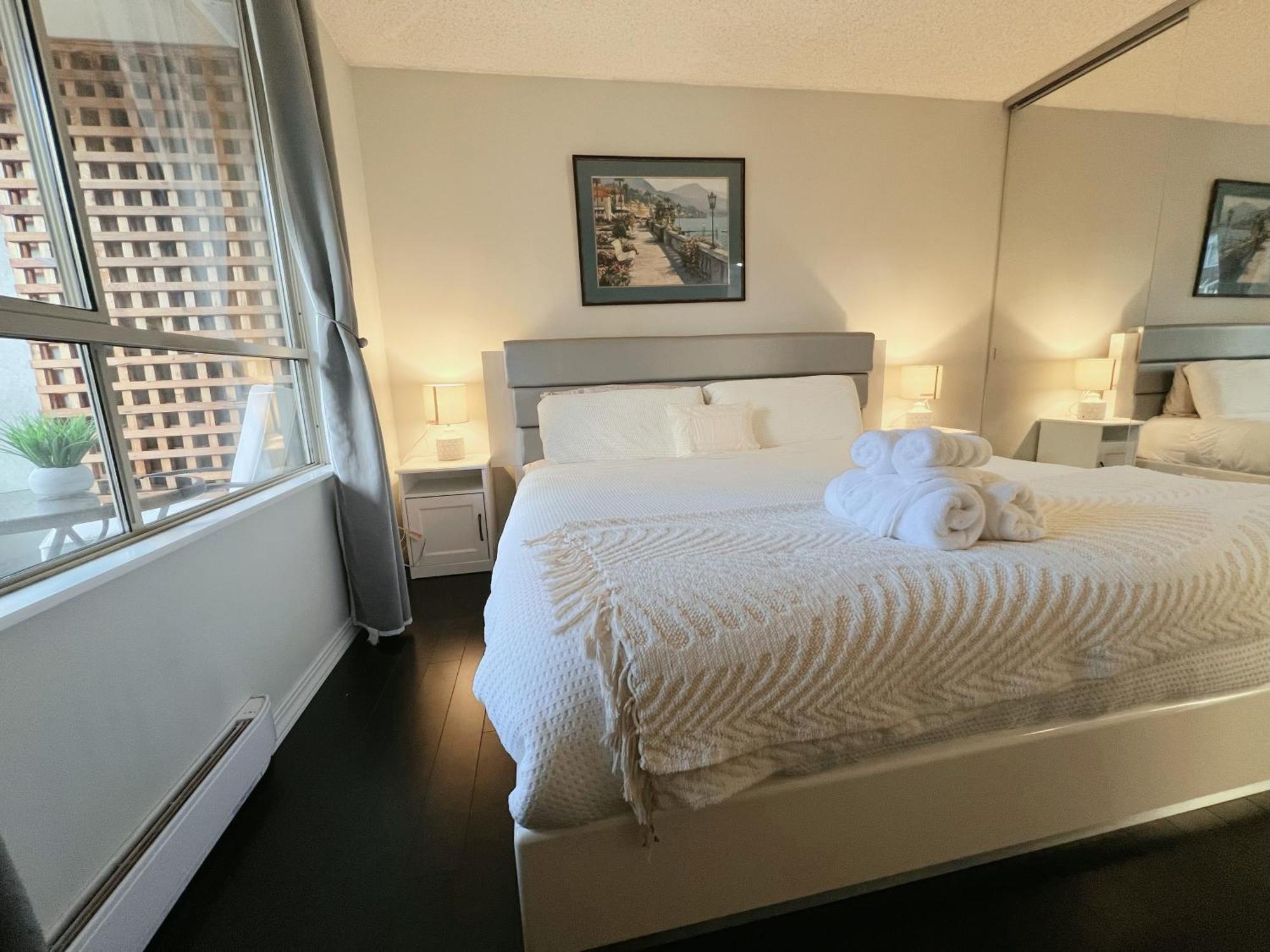 Beautiful 2 Beds Dwtn Free Parking King Bed