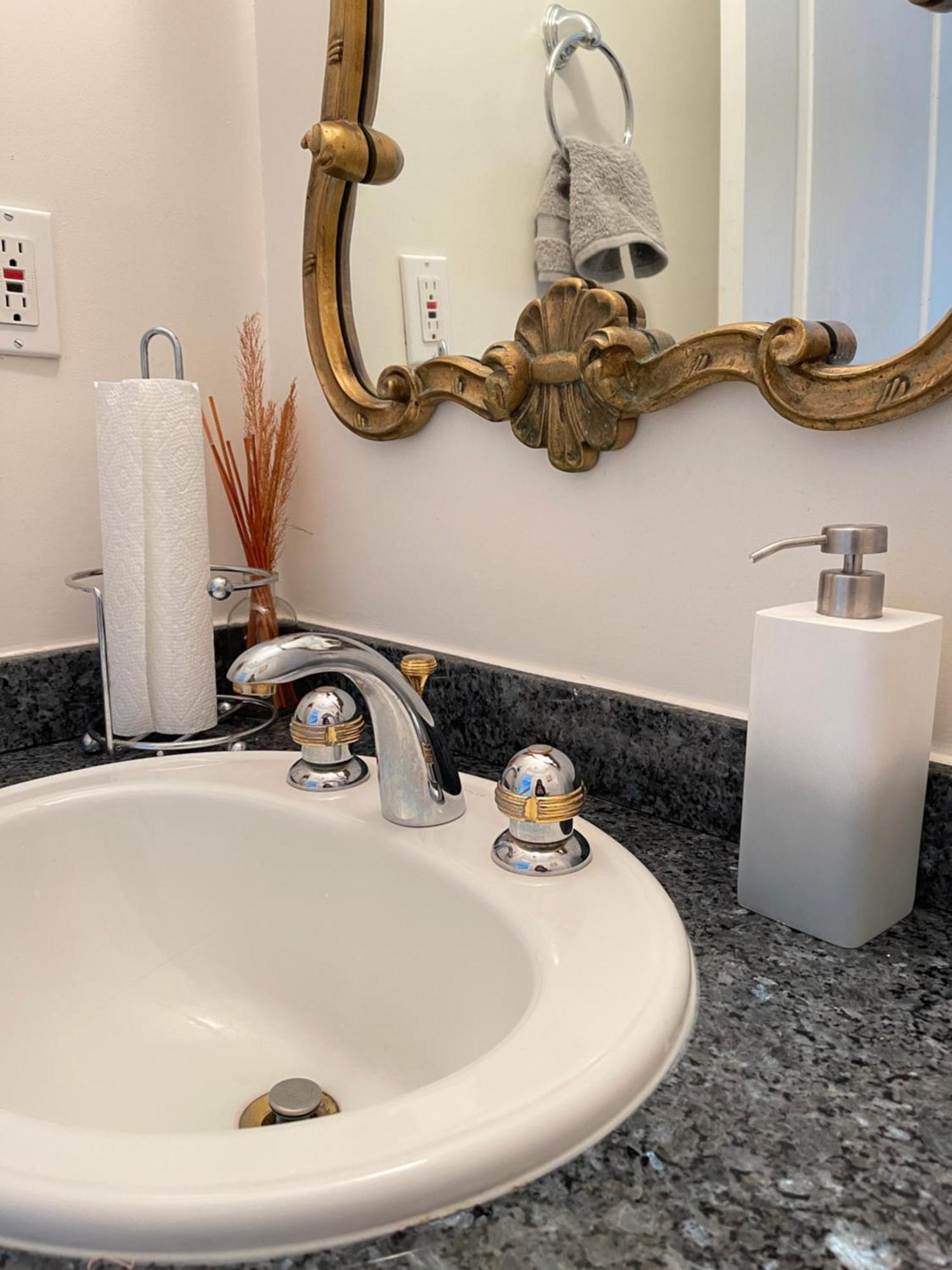 Privatunterkunft Cozy Guest Near Ubc, Downtown And Beaches