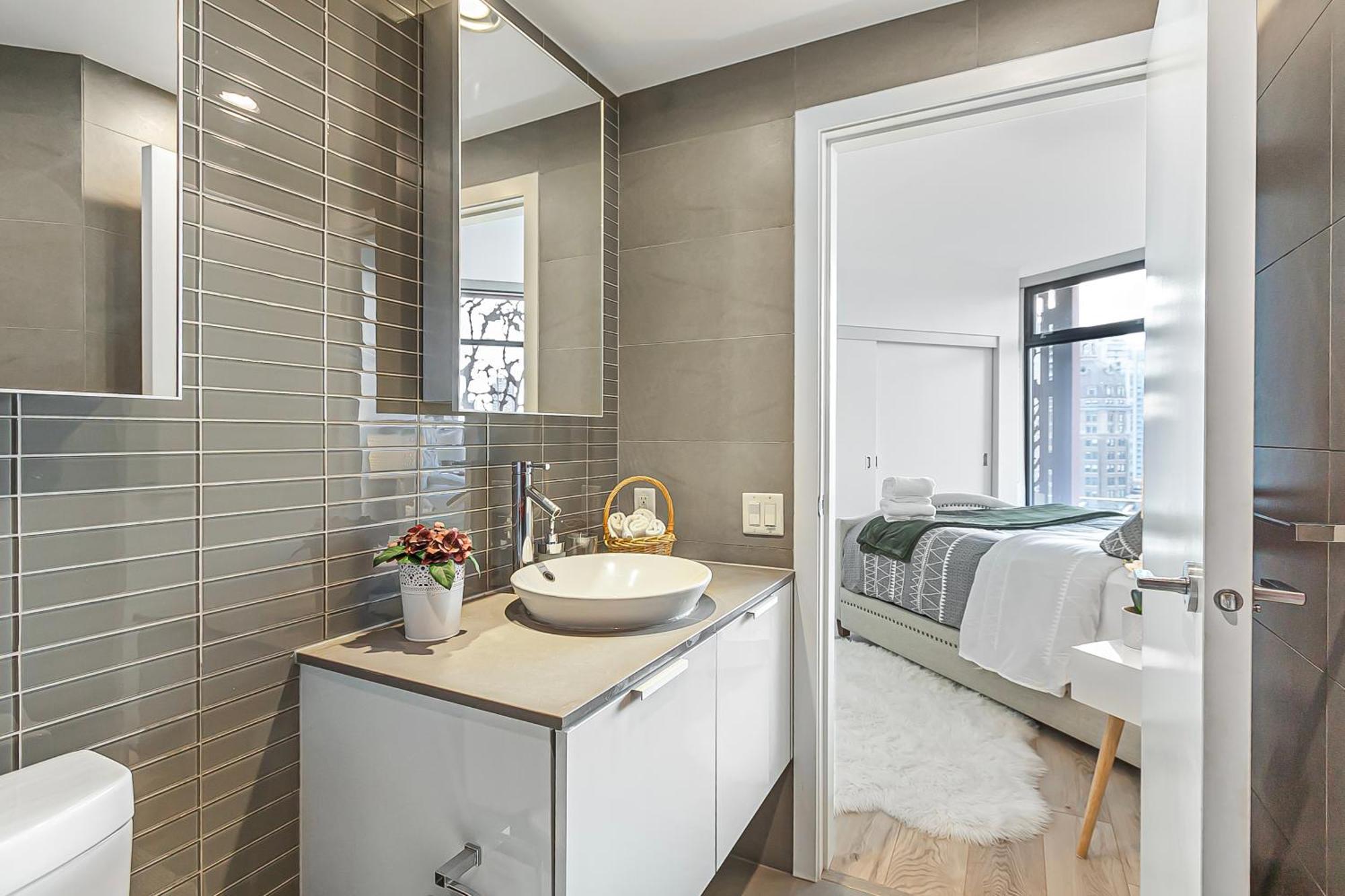 Spacious Modern High-rise With Ocean & Views Apartment Vancouver