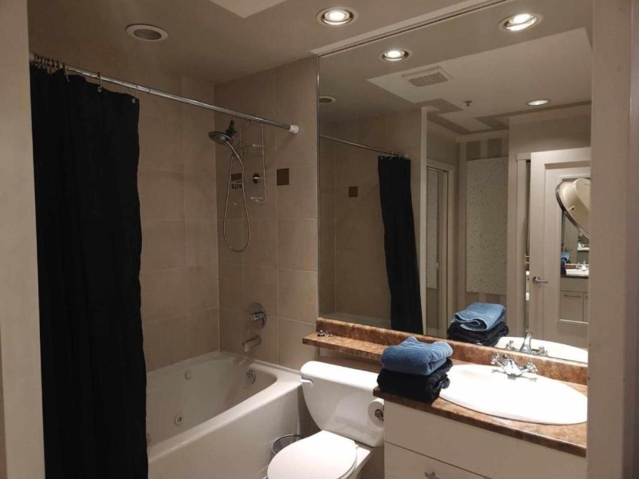 Cityscape Comfort- Elegant 2-bedroom Townhouse In The Heart Of *