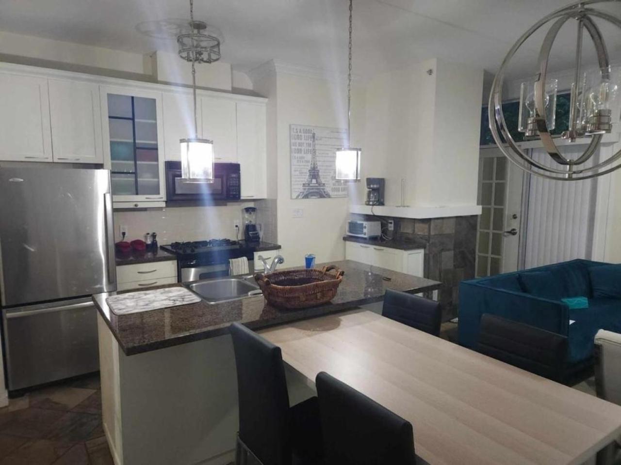Cityscape Comfort- Elegant 2-bedroom Townhouse In The Heart Of * Vancouver