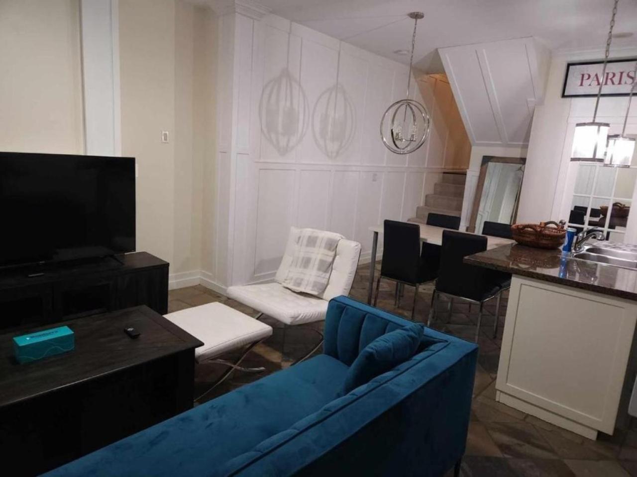 Cityscape Comfort- Elegant 2-bedroom Townhouse In The Heart Of