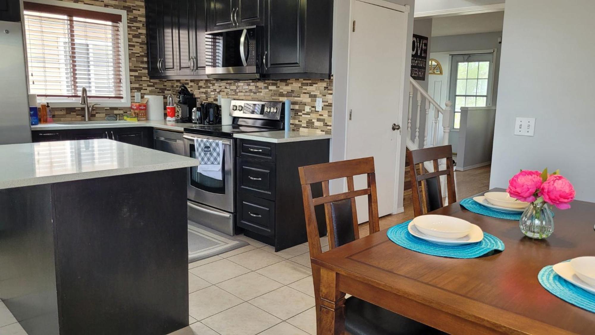 Chic Sanctuary - 2 Bed 2 Bath In Vancouver