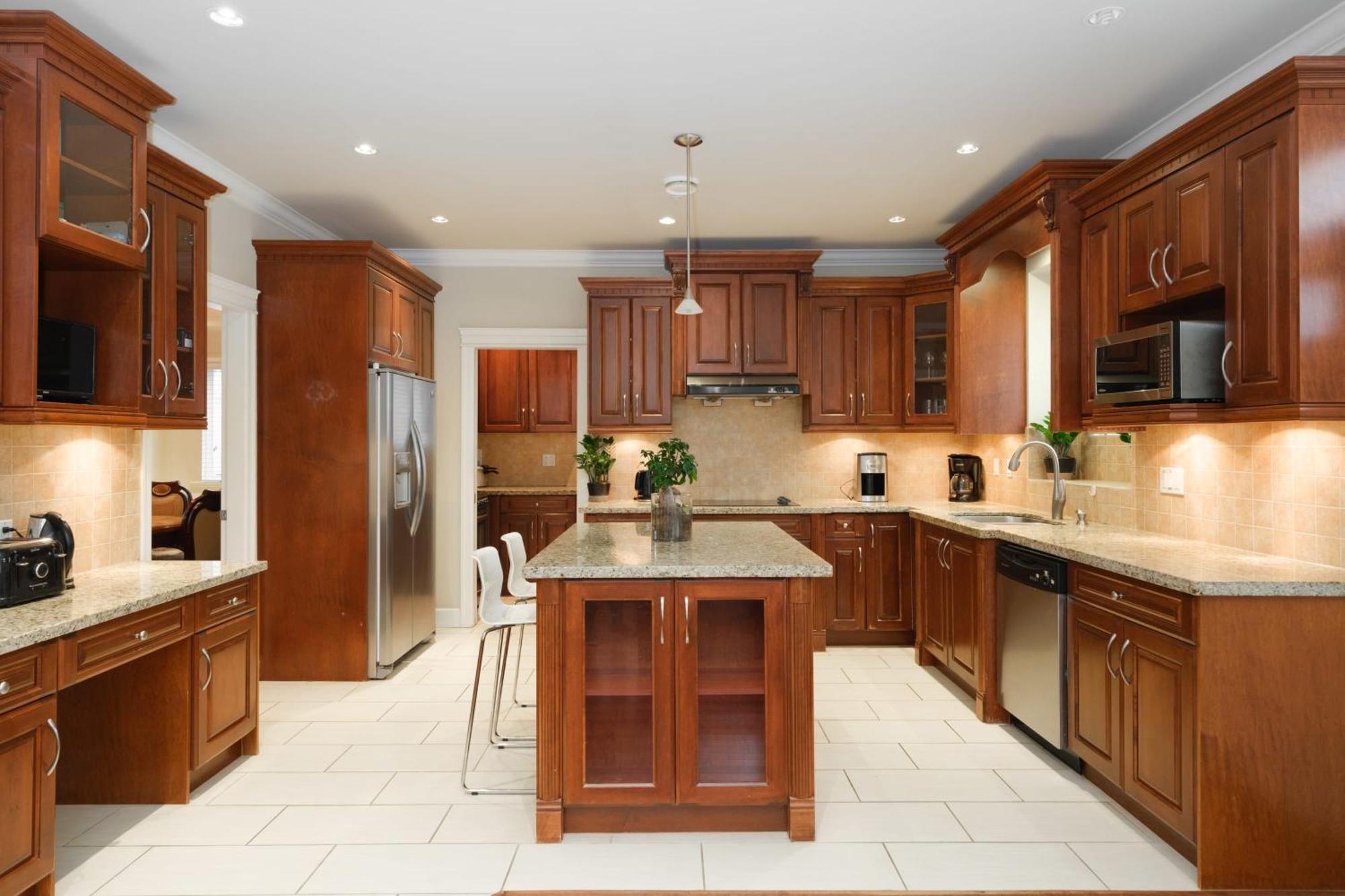 Apartment With Private Entrance *