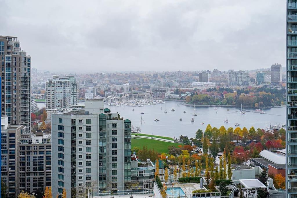 Modern Downtown With Water Views Apartment