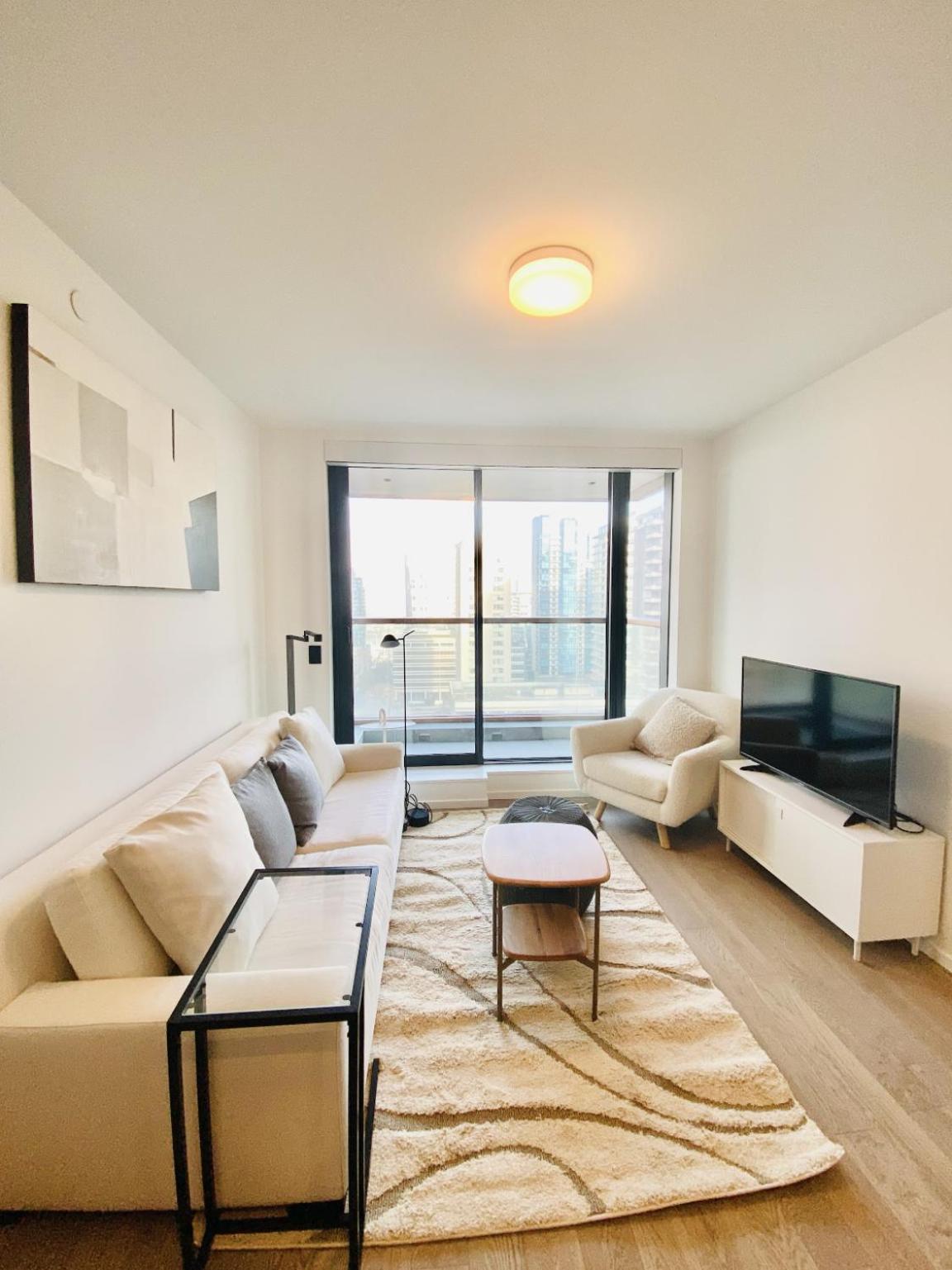 Brand New Luxury 1 Bedroom In Downtown Apartment *