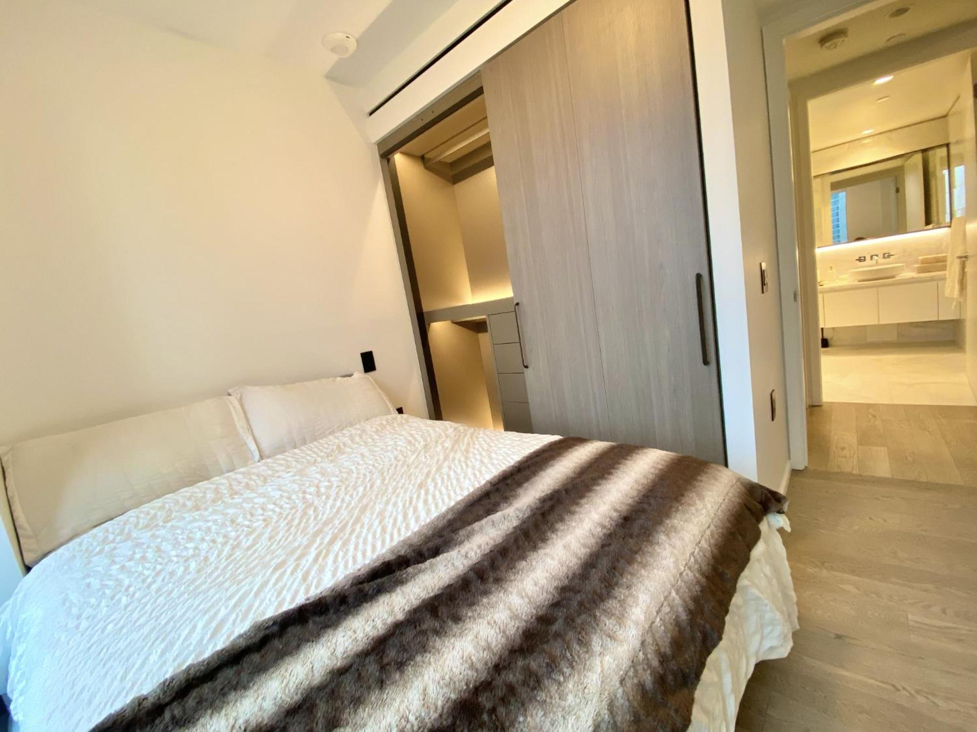 Brand New Luxury 1 Bedroom In Downtown Apartment *