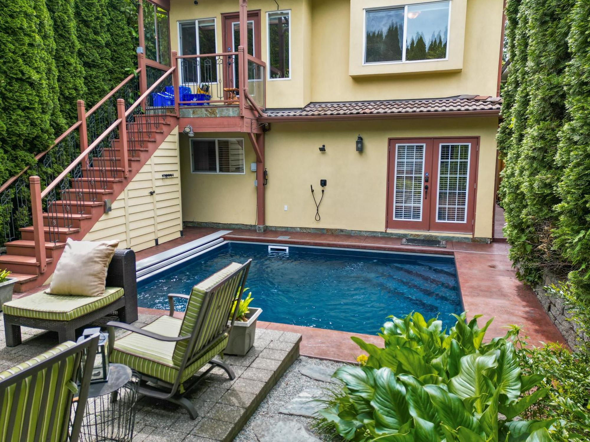 Luxury Retreat In *