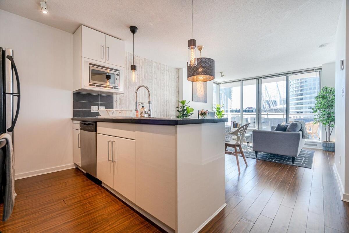 Waterview Condo With Pool And Sauna Near Bc Place And Skytrain Vancouver
