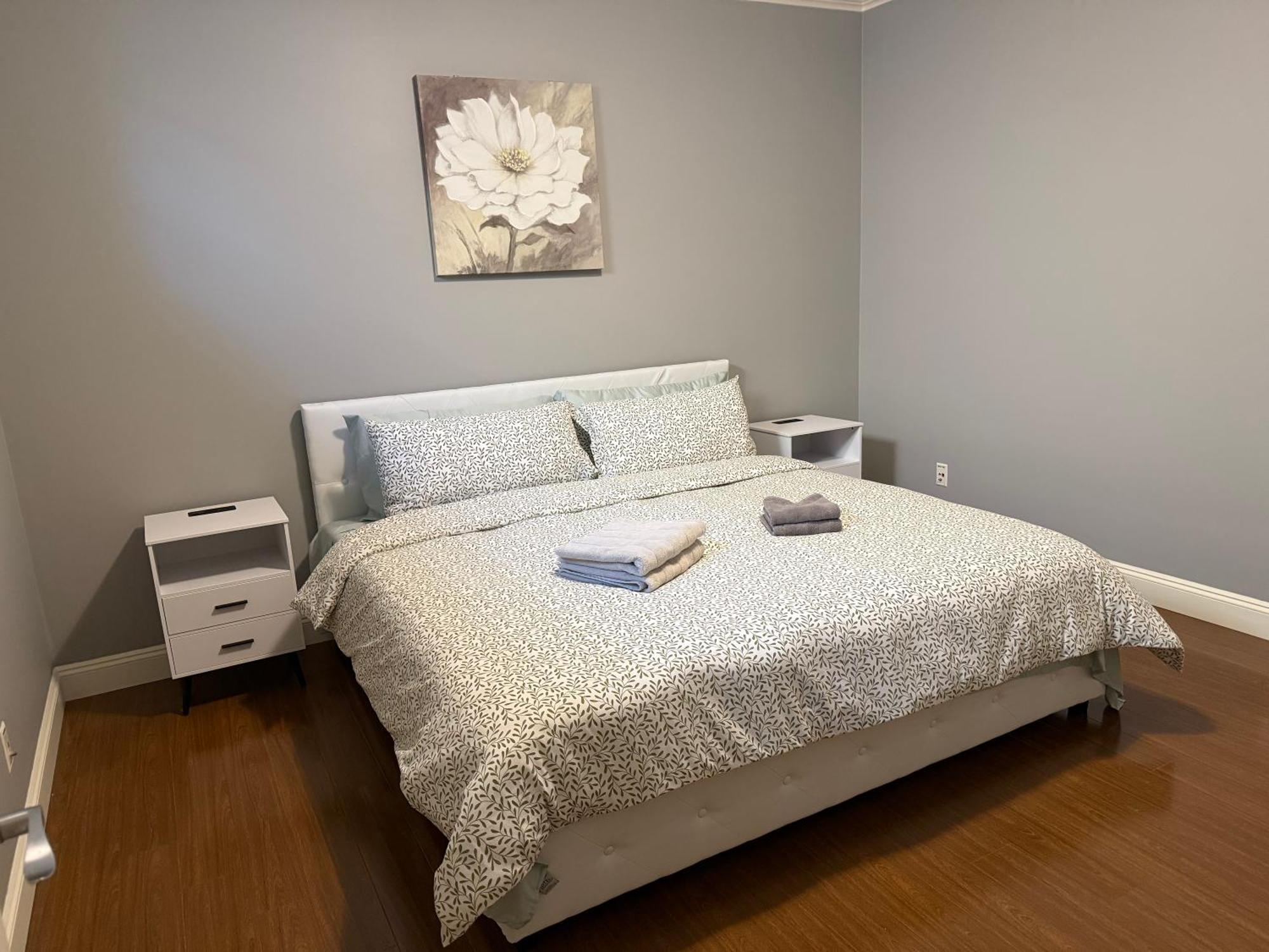 Newly Furnished With 3 Rooms, 2 Shared Bathrooms And Shared Common Space Homestay *