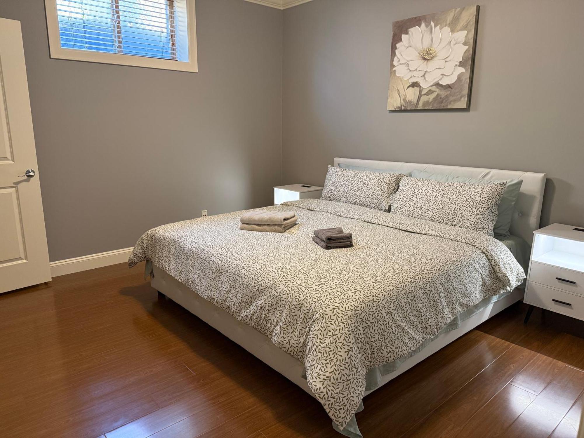 Homestay Newly Furnished With 3 Rooms, 2 Shared Bathrooms And Shared Common Space *