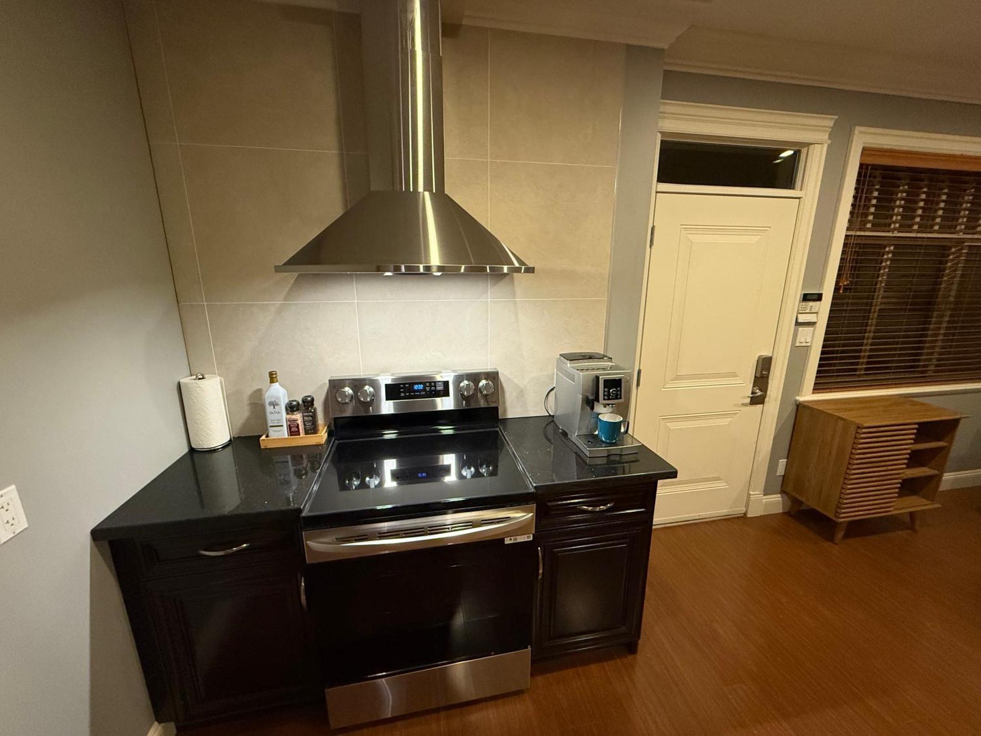 Homestay Newly Furnished With 3 Rooms, 2 Shared Bathrooms And Shared Common Space Vancouver