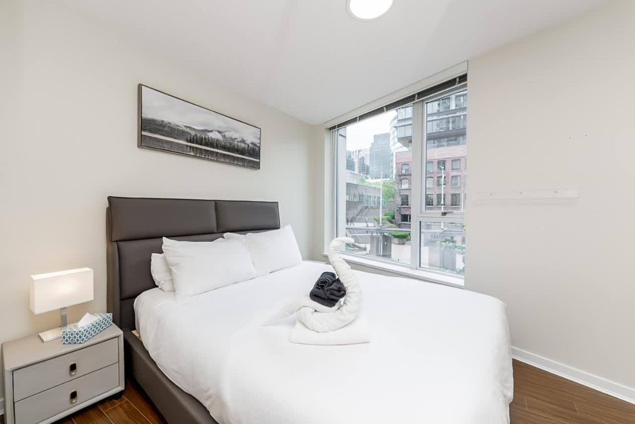 Spacious Downtown With Pool Gym & Parking *