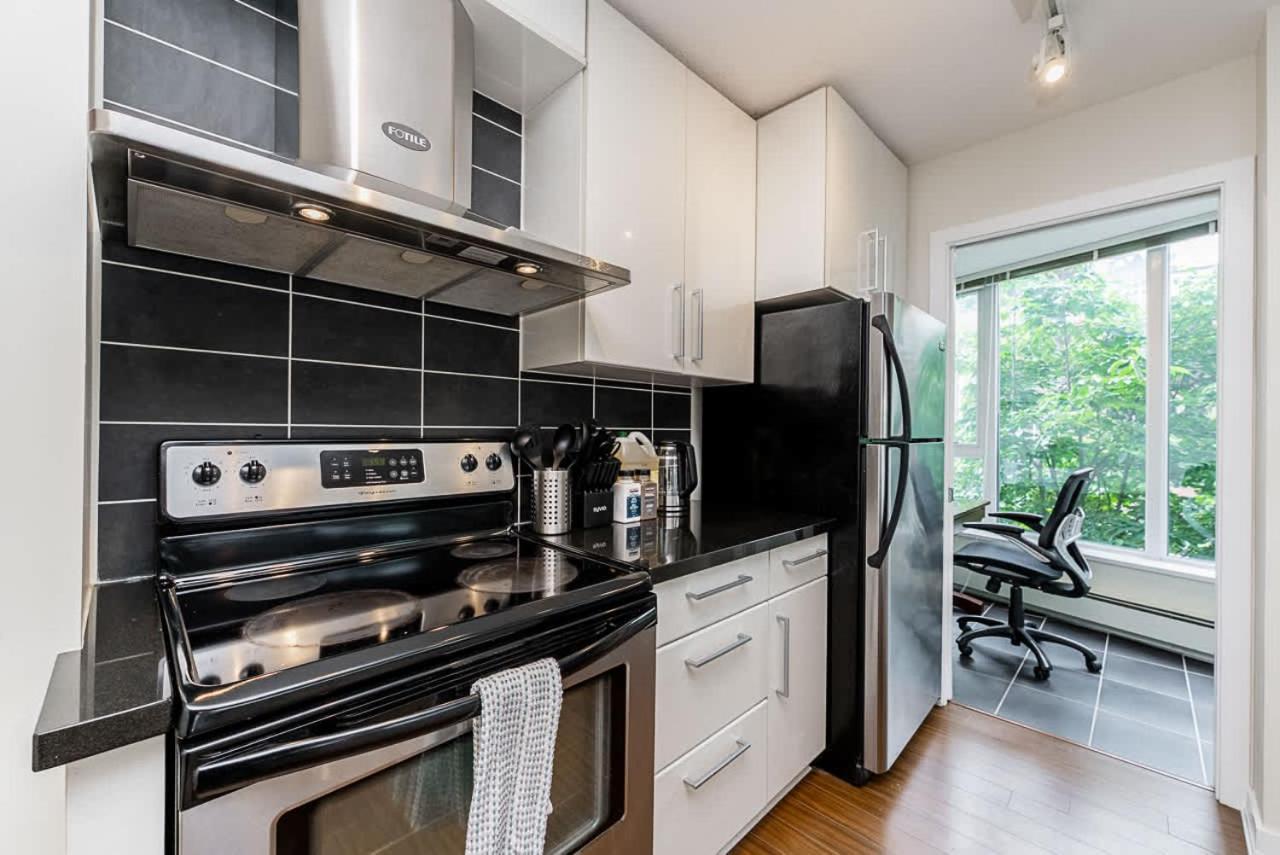 Spacious Downtown With Pool Gym & Parking Apartment