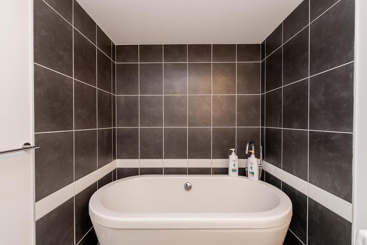 Spacious Downtown With Pool Gym & Parking Apartment