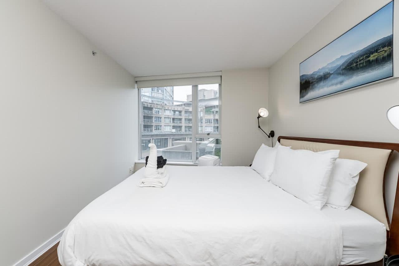 Spacious Downtown With Pool Gym & Parking Apartment Vancouver