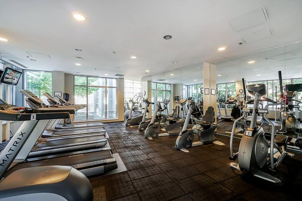 Spacious Downtown With Pool Gym & Parking Vancouver