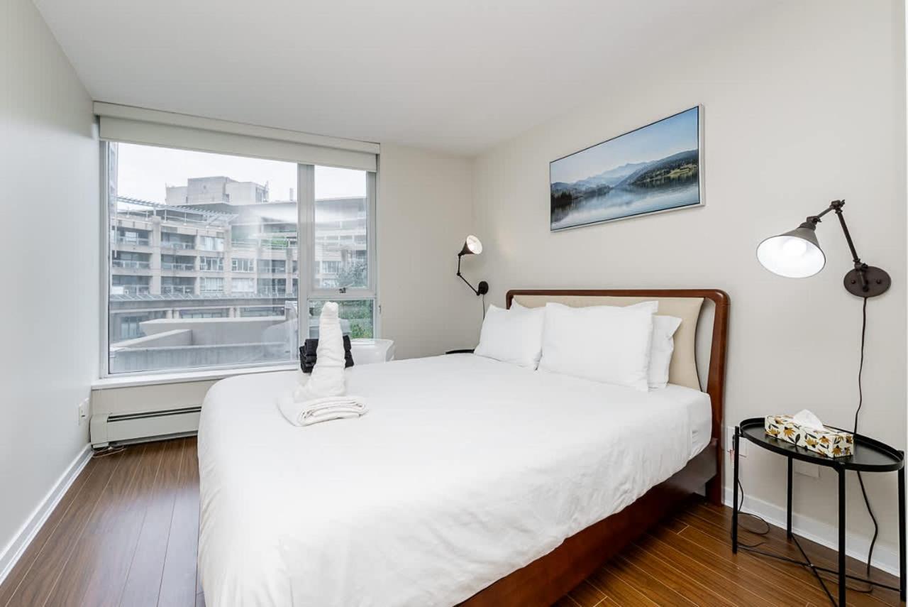 Spacious Downtown With Pool Gym & Parking Apartment Vancouver