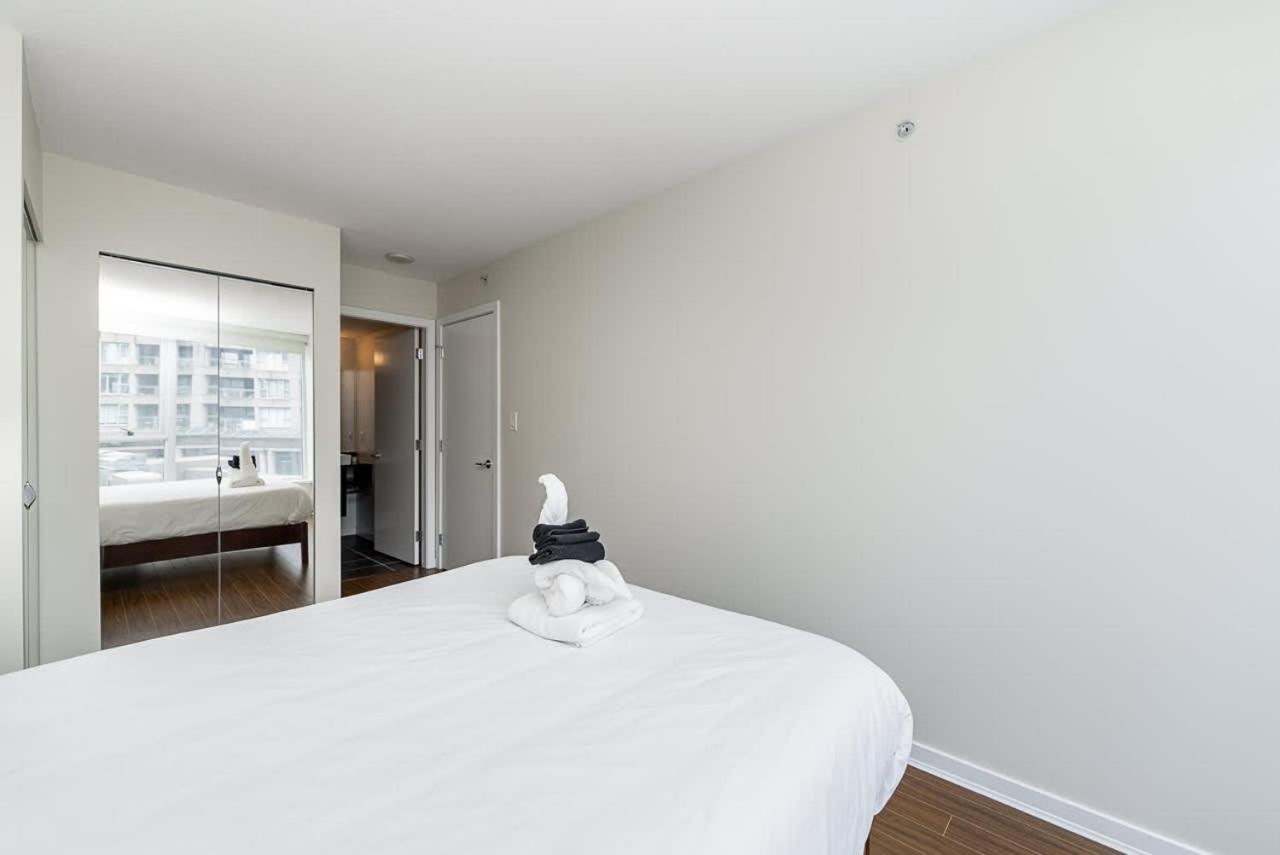 Spacious Downtown With Pool Gym & Parking Vancouver