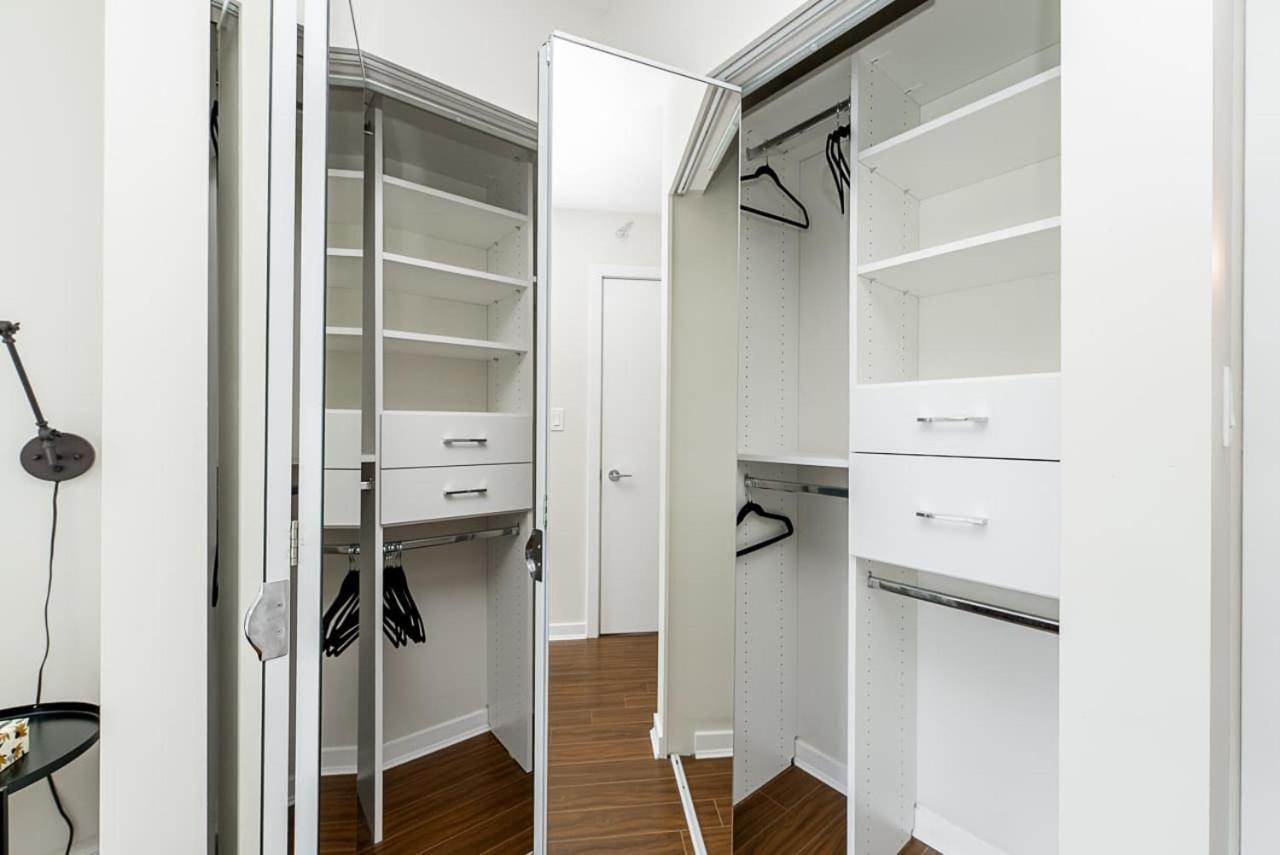 Spacious Downtown With Pool Gym & Parking