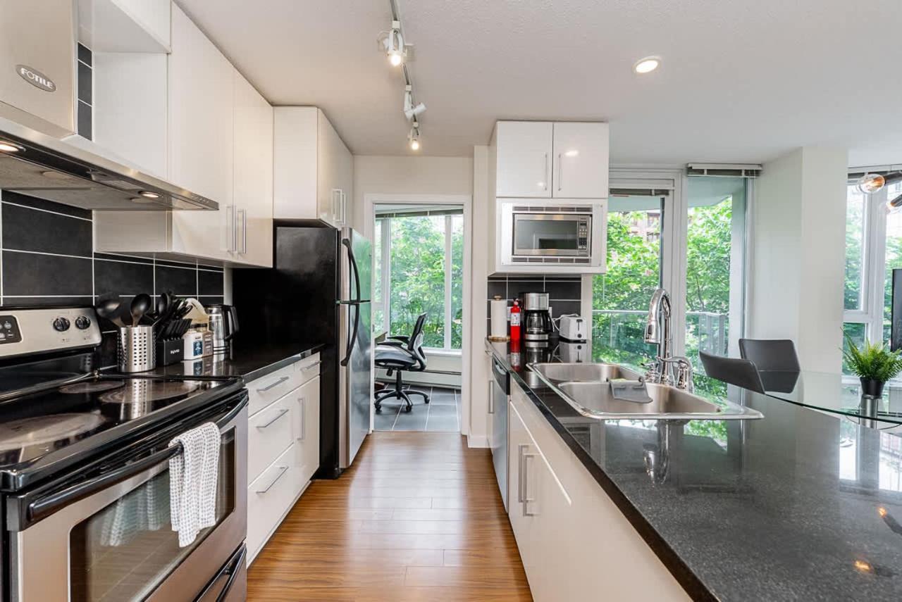 Apartment Spacious Downtown With Pool Gym & Parking *