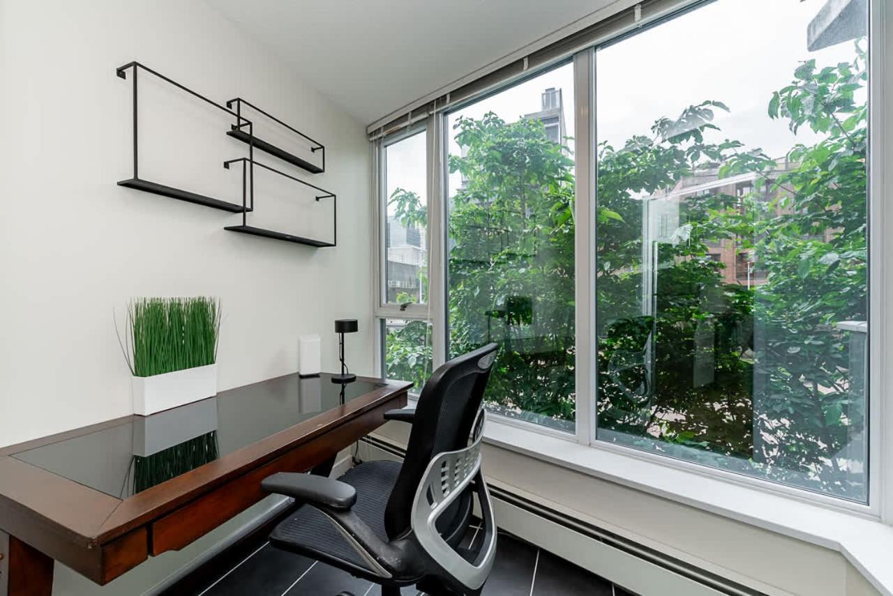 Spacious Downtown With Pool Gym & Parking Apartment *